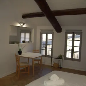 https://grand-studio-30m2-intramuros-refait-neuf.fr-provencehotel.com